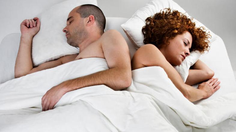 Po seksu vedno takoj zasmrči. Smo ženske preveč zahtevne?