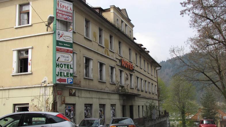 Nekdanji hotel Jelen bo postal stanovanjsko-poslovni objekt Dvorec Jelen. Glede 