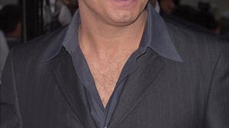 John Travolta se čedalje bolj zapira vase.