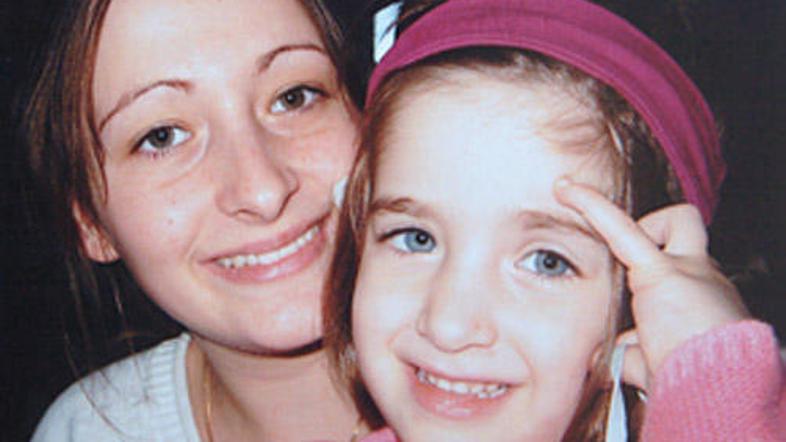 Slika, ki je samo še preteklost. Ravno njena mama se je znašla med glavnimi osum