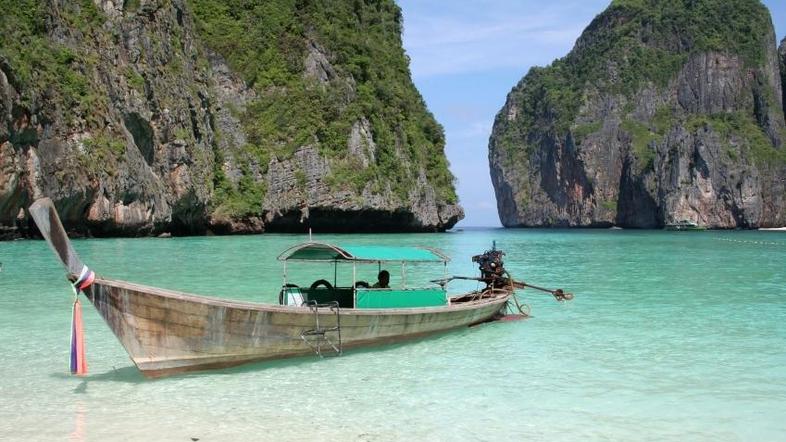 Če se bo dolar proti evru krepil, bodo dražja tudi potovanja v Azijo. (Foto: iSt