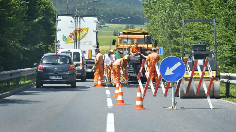 slovenija 08.06.12, delo na cesti, delo, vzdrzevalna dela na cesti, cestarji, ce