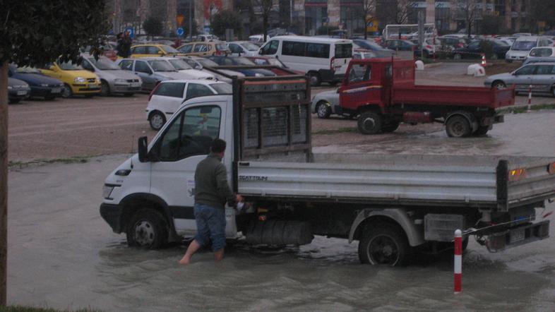 V Kopru je morje delno poplavilo Semedelsko cesto. (Foto: Saša Islamovič)