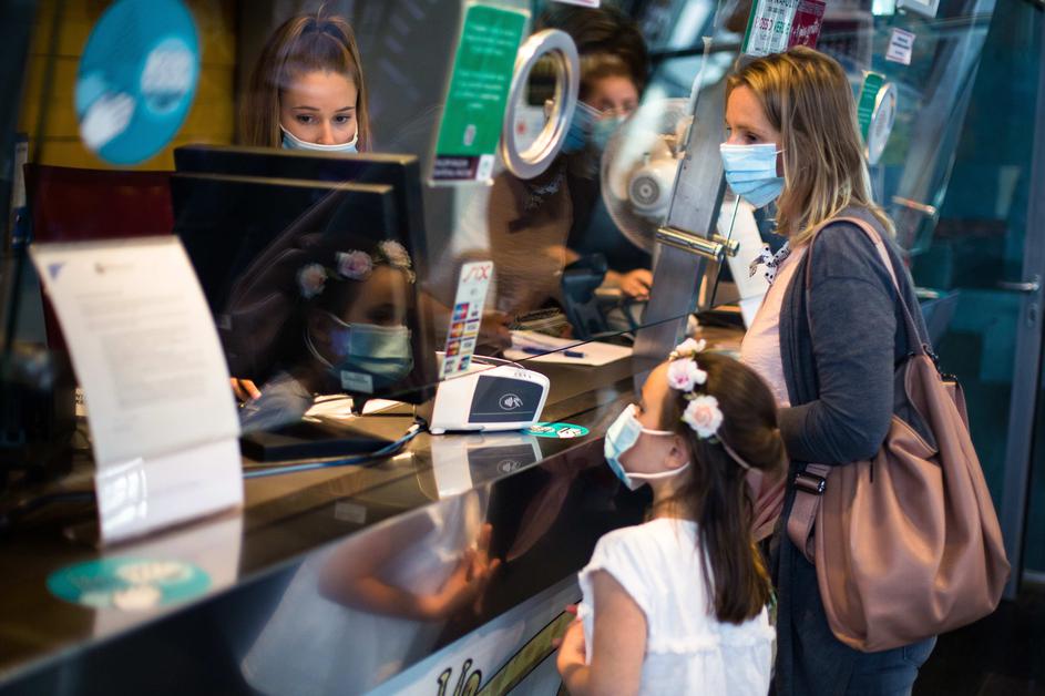 Maske covid koronavirus družina