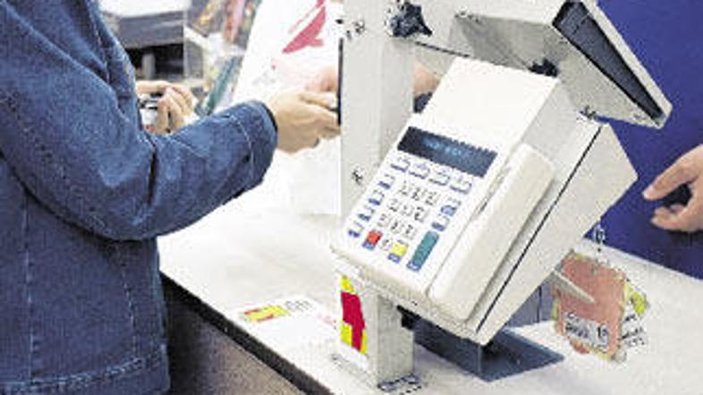 Če prodajalec odobri reklamacijo, lahko zahtevate tudi povrnitev.