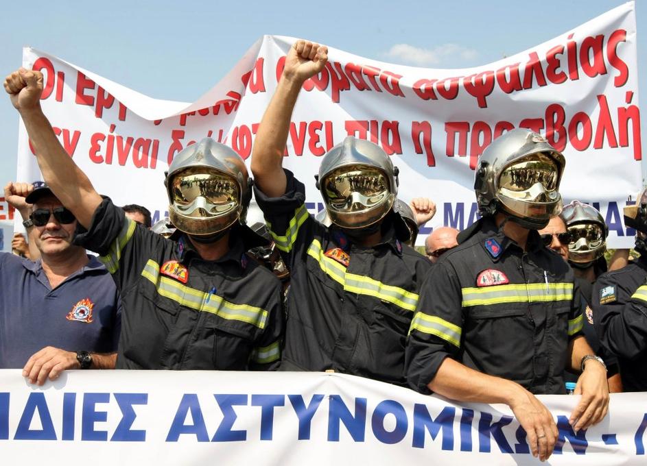 Grški gasilci protestirajo v mestu Thessaloniki