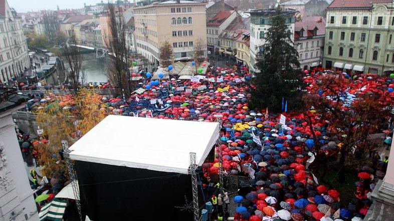 Delavci na novembrskem protestu, kjer so zahtevali dvig minimalne plače. (Foto: 