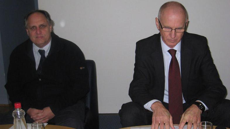 Hrvoje Perharič in Stane Rožman si kljub recesiji maneta roke. (Foto: Nada Černi