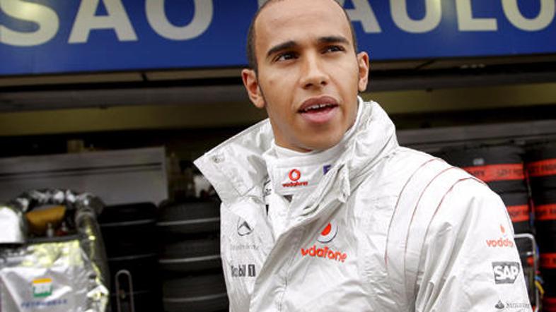 Hamiltonu so za "nesrečo" Brazilci podarili črno mačko in dres Vasca da Game.