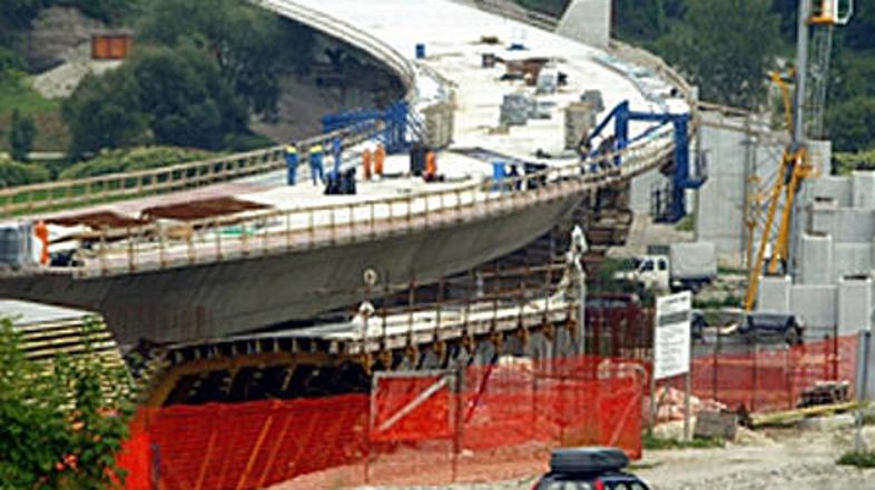 Po podatkih Ekonomskega inštituta Pravne fakultete sta si gradbeništvo in trgovi