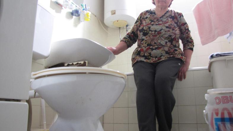 Strošek za čiščenje so najprej razdelili med vse etažne lastnike, a se jih je ve