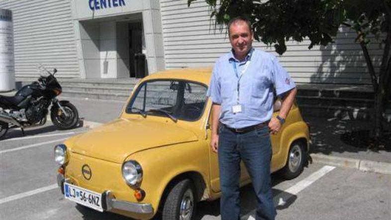 Drago Pavlič ob svoji rumeni zastavi 750 iz leta 1979