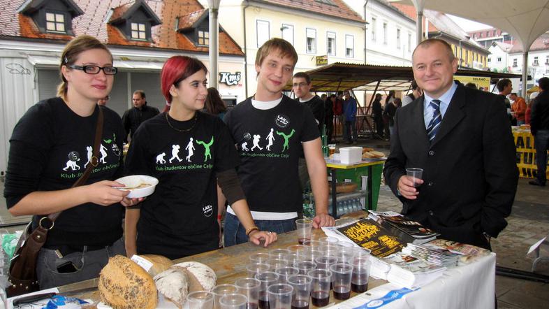 Župan Franc Kangler je pri celjskih študentih pokusil borovničke. (Foto: Daša Pu