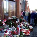 Pred stadionom Hillsborough se vsako leto 15. aprila žrtvam poklonijo množice.