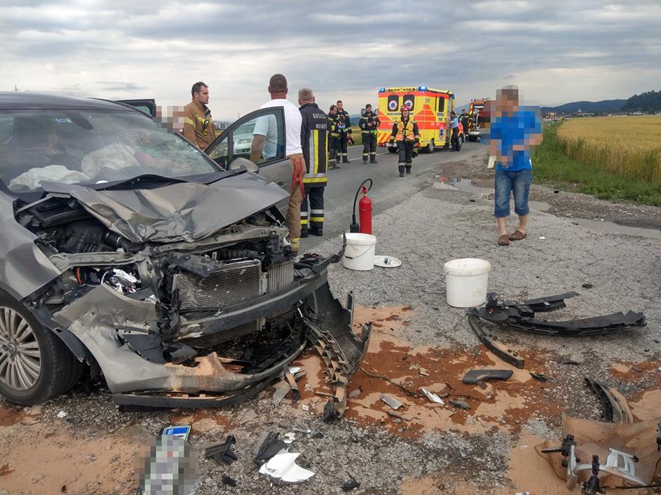 Prometna nesreča, trčenje avtomobila in motorista