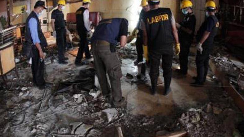 Forenziki  preiskujejo ruševine restavracije v hotelu JW Marriott, kjer je v pet