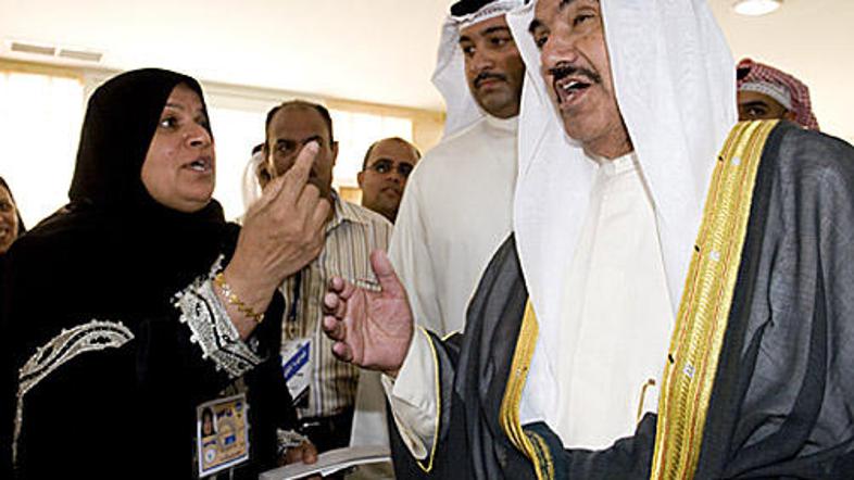 Kuvajtski premier, šejk Naser Al Mohamad, govori z žensko volivko, potem ko je n