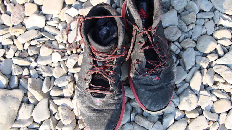 neznan moški truplo na plaži