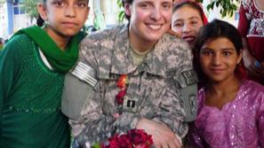 Jenna z otroci v Afganistanu (Foto: Dailymail)