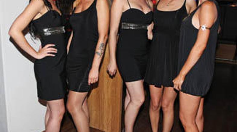 Šopek Playboyevih deklet, v katerem sta manjkali Dona Olah in Špela Vozelj.