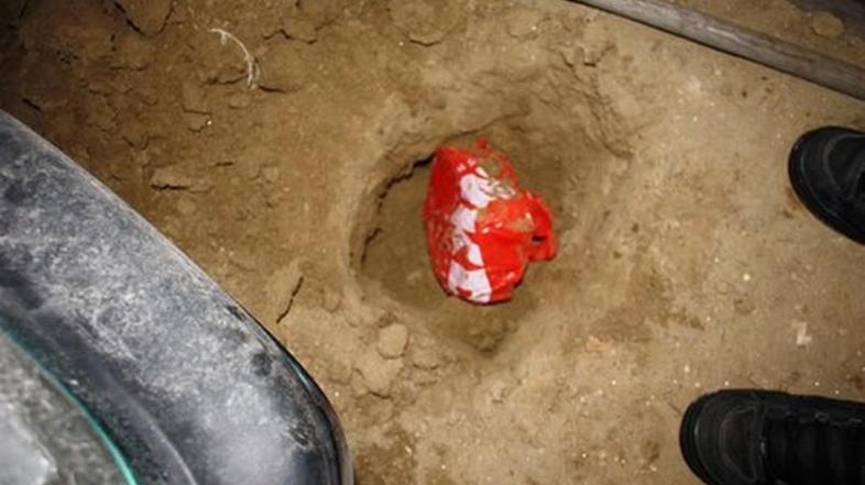 Roparja sta denar zakopala v zemljo. (Foto: PU Murska Sobota)