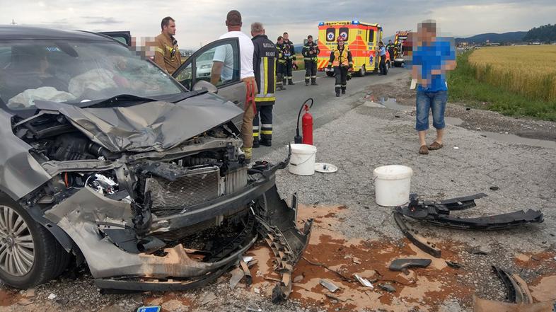 Prometna nesreča, trčenje avtomobila in motorista