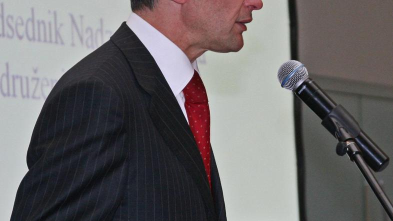 Vlada razmišlja, kako izpuliti milijon evrov nagrade nekdanjemu predsedniku upra