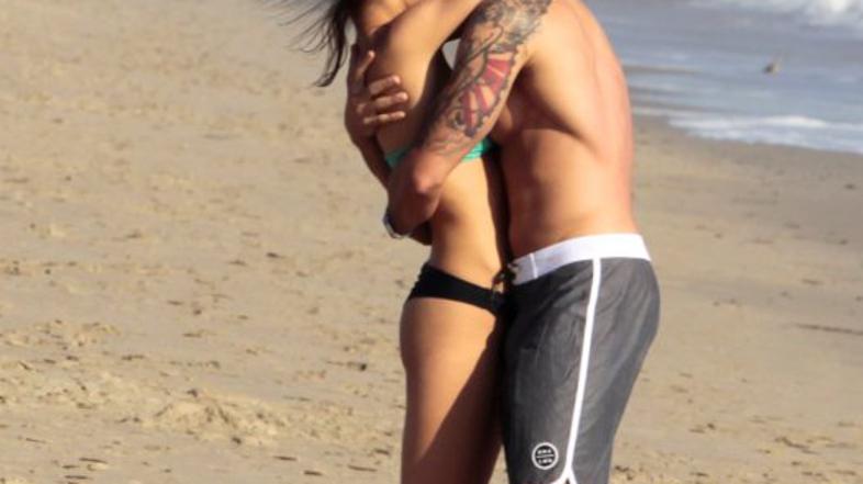 Jesse Metcalfe in Cara Santana