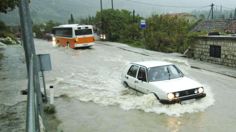 Vzpodbudna novica je le to, da naj bi v noči na soboto dež ponehal. FOTO: Z. Pan