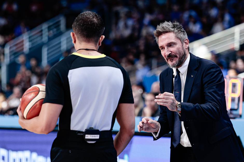 eurobasket 2025 Italija Slovenija, sodnik, gianmarco pozzecco | Avtor: Saša Despot