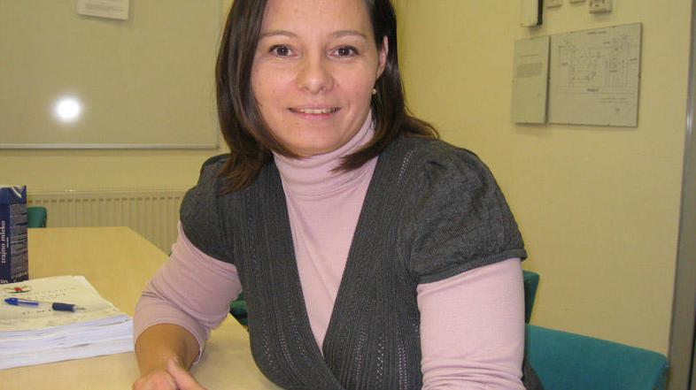 ˝Ne drži, da bi bila v Linhartovi dvorani zaradi novega zavoda dva zaposlena odv