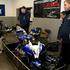 Ekipa Boštjana Skubica zbrana okoli razbitega motorja. (Foto: Inotherm racing te