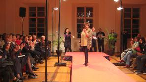 Udeleženci projekta Grundtvig so na modni reviji v Baročni dvorani graščine pred