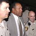 O. J. Simpson v spremstvu šerifov zapušča sodišče.