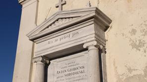 Učenci OŠ Antona Globočnika ob dnevu spomina na mrtve obiščejo grob, Globočniku 