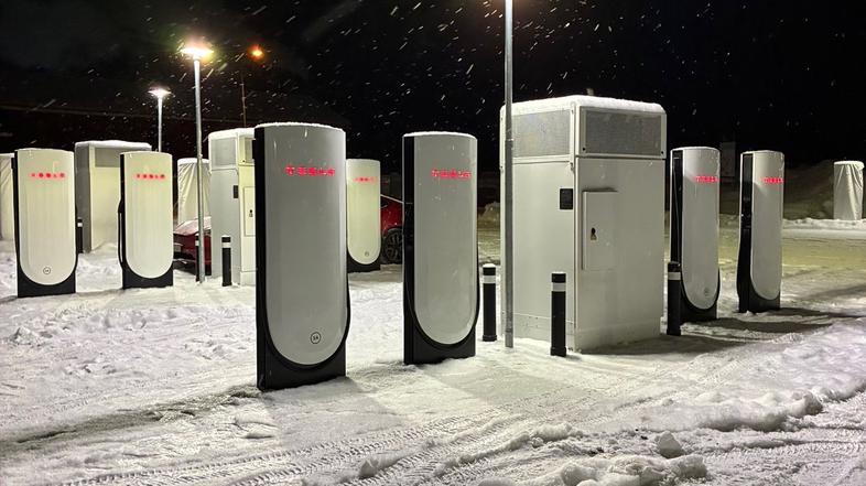 Tesla polnilna postaja