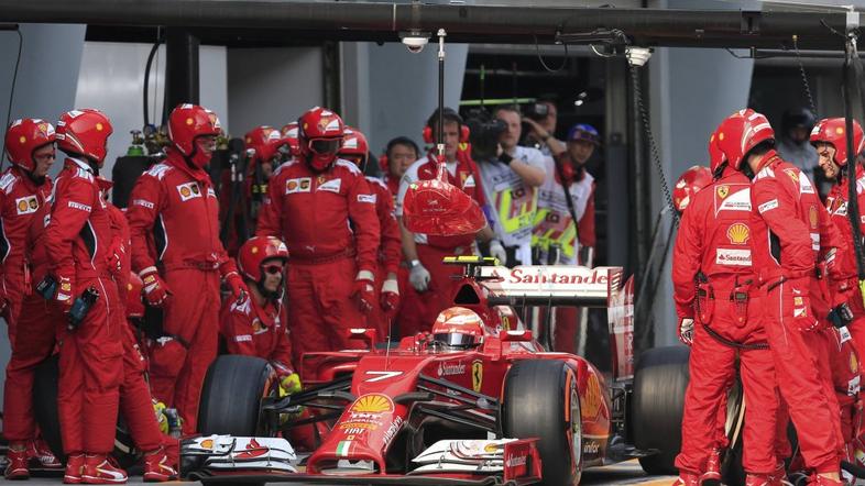 kimi raikkonen ferrari boks garaža mehaniki