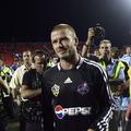 David Beckham bo oblekel rdeče-črni dres Milana.