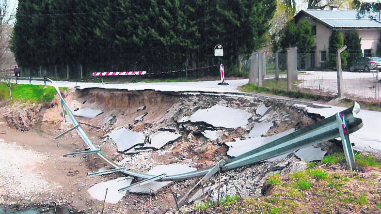 Dobrunjščica je med lanskimi septembrskimi poplavami odnesla del ceste, ki bo še