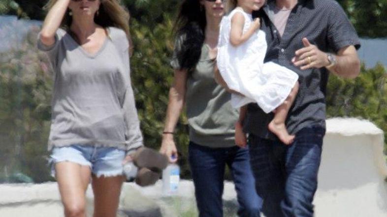 Jen in Courtney sta se pogosto družili, skupaj pa sta preživljali tudi počitnice