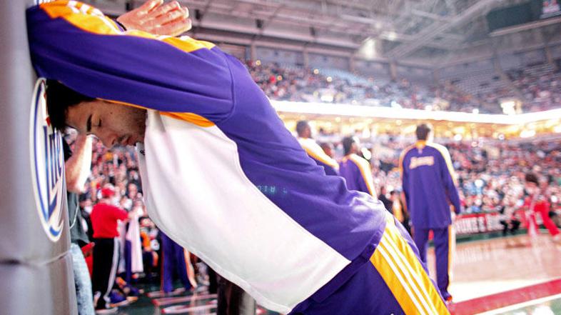 Po dolgem času je Saša Vujačić klop zamenjal za parket in dal osem točk. (Foto: 