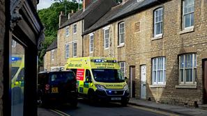 reševalno vozilo rešilec na ulici