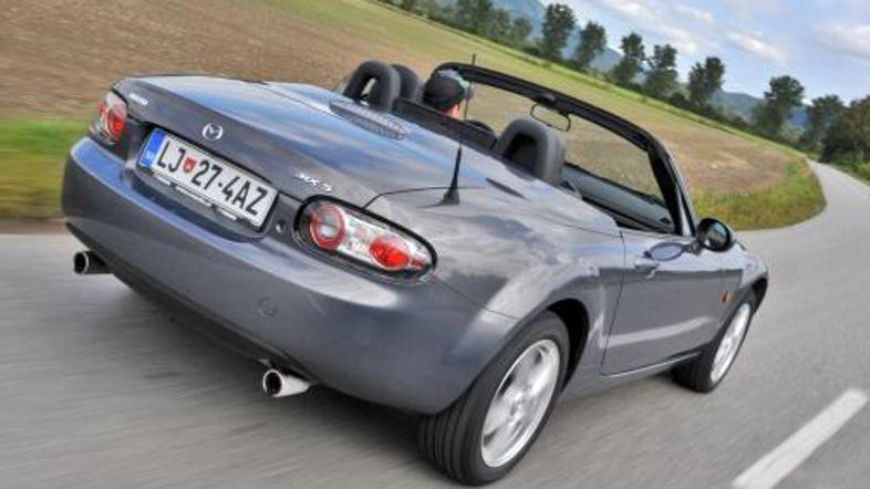 Miata je nezgrešljiva in na cesti vedno opažena. Za njo se obrneta ona in on, ml
