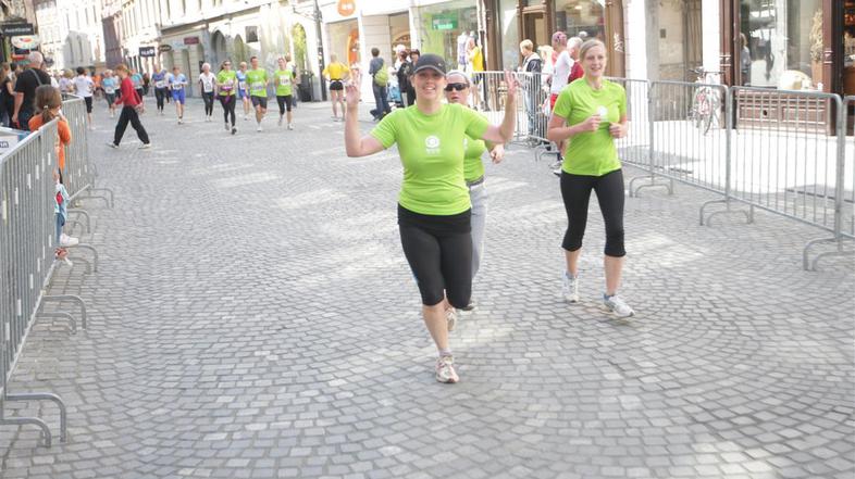 Če želite visokoresolucijsko fotografijo, nam pošljite elektronsko sporočilo na 