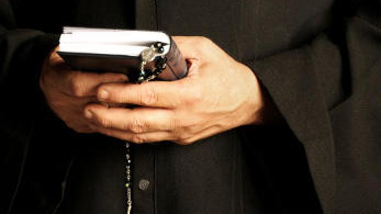 Rimskokatoliški duhovnik v Kaliforniji je priznal, da je imel spolno in ljubezen