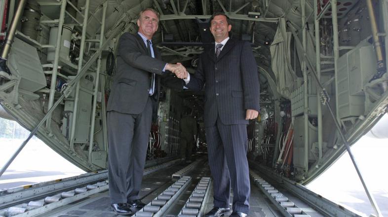 Veleposlanik Thomas B. Robertson in Karel Erjavec leta 2006.