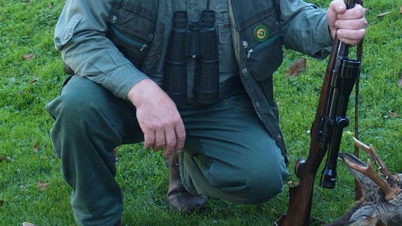 Strelu, ki je zadel lovca, se je zajec izognil in jo je popihal s celo kožo. (si