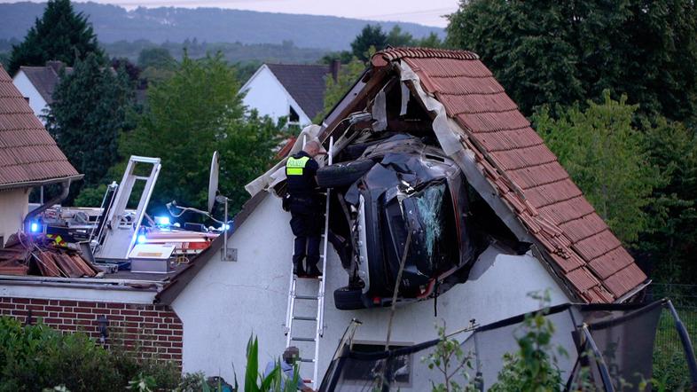 Vozilo pristalo v strehi hleva