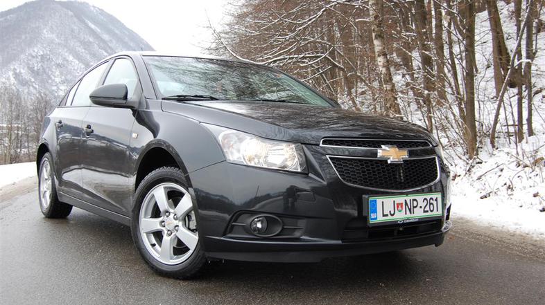 Vizualno je notranjost cruza preslikana iz oplove insignie. Zaobljene linije, za