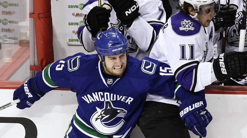 Branilci Vancouvra so dobro pazili na Anžeta Kopitarja. (Foto: Reuters)